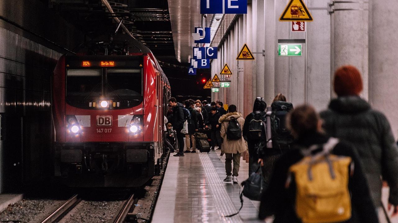 train-7859021_1280